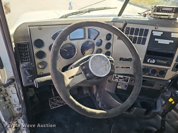 image for item DQ8517 2007 Mack Granite semi truck