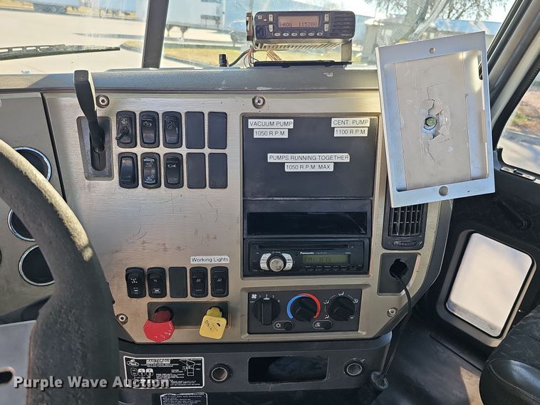 image for item DQ8517 2007 Mack Granite semi truck