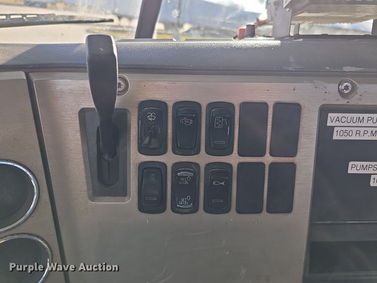 image for item DQ8517 2007 Mack Granite semi truck