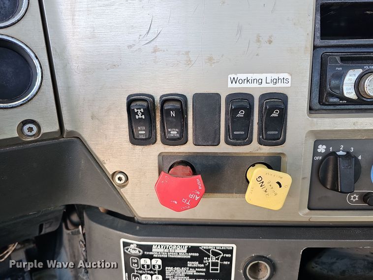 image for item DQ8517 2007 Mack Granite semi truck