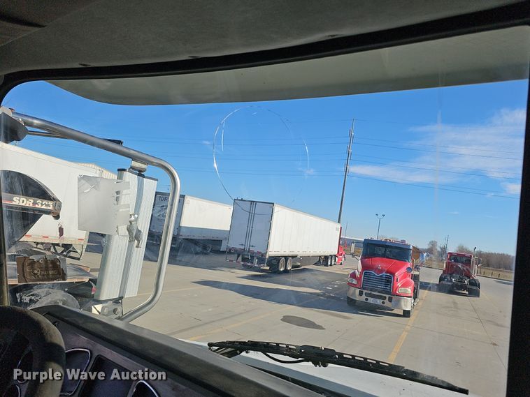 image for item DQ8517 2007 Mack Granite semi truck