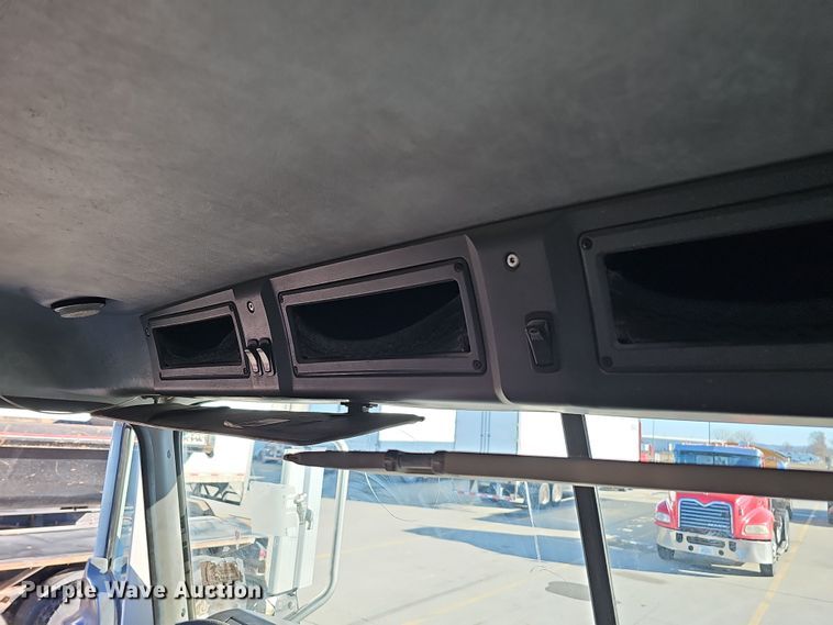 image for item DQ8517 2007 Mack Granite semi truck