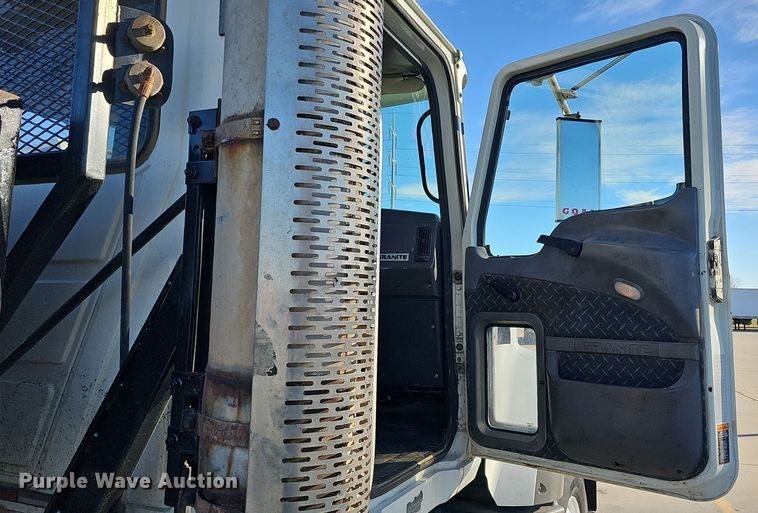 image for item DQ8517 2007 Mack Granite semi truck