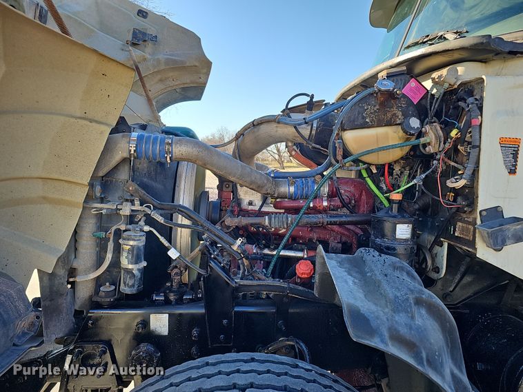 image for item DQ8517 2007 Mack Granite semi truck