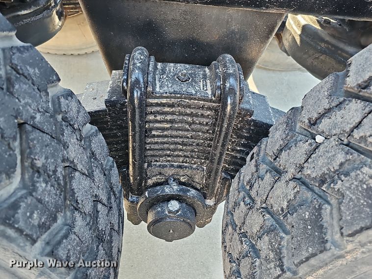 image for item DQ8517 2007 Mack Granite semi truck