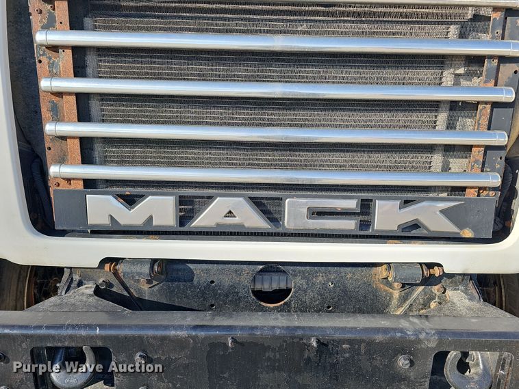 image for item DQ8517 2007 Mack Granite semi truck