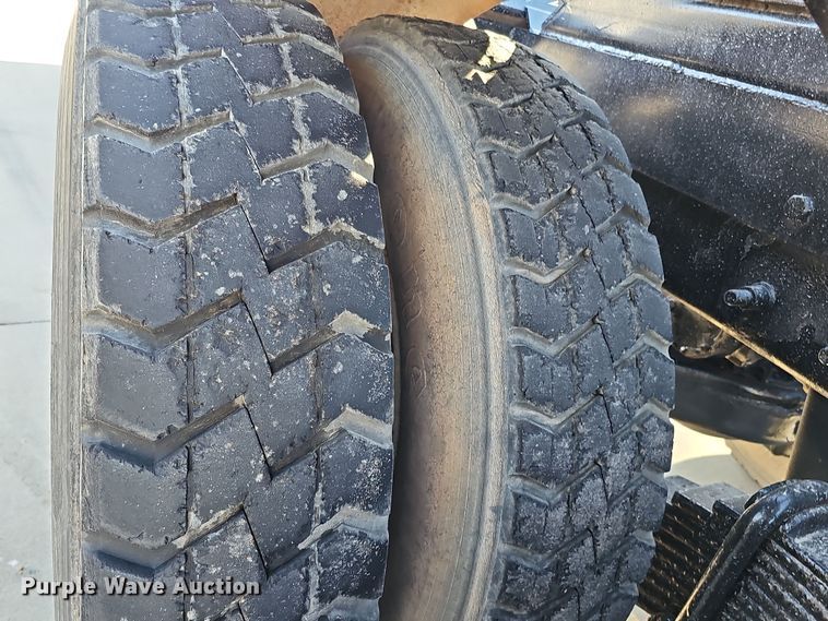 image for item DQ8517 2007 Mack Granite semi truck