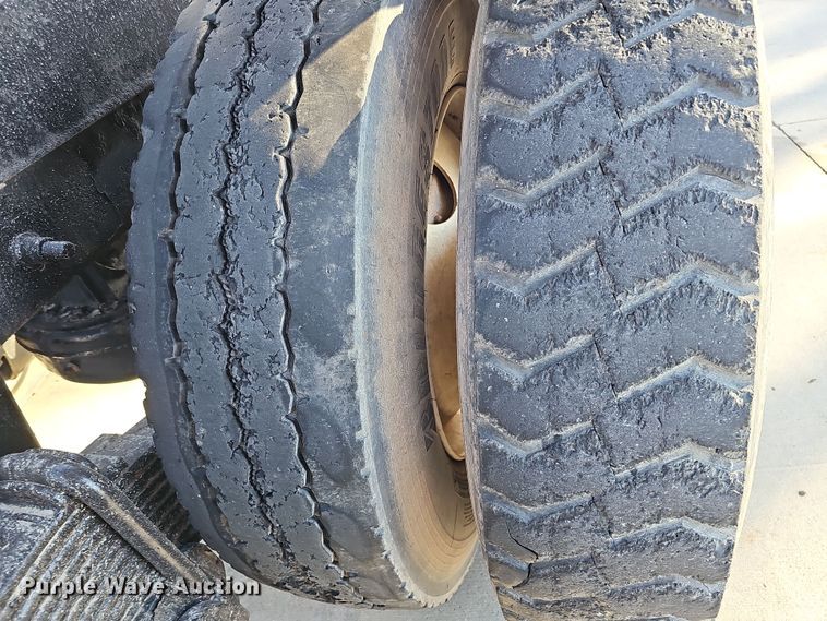 image for item DQ8517 2007 Mack Granite semi truck