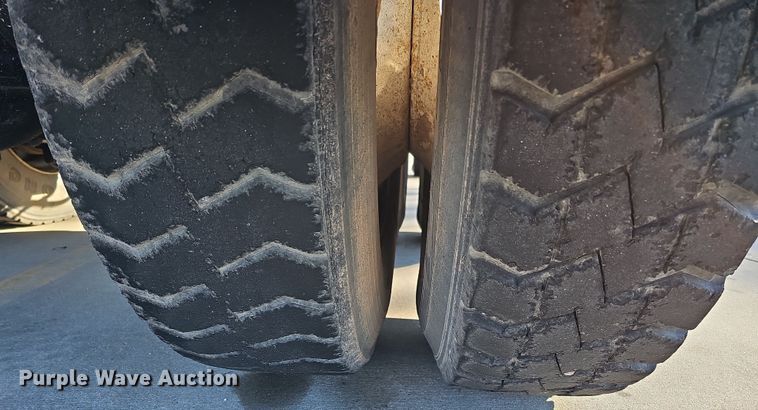 image for item DQ8517 2007 Mack Granite semi truck