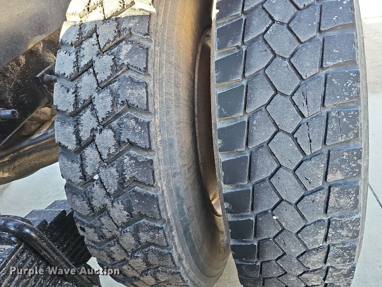 image for item DQ8517 2007 Mack Granite semi truck