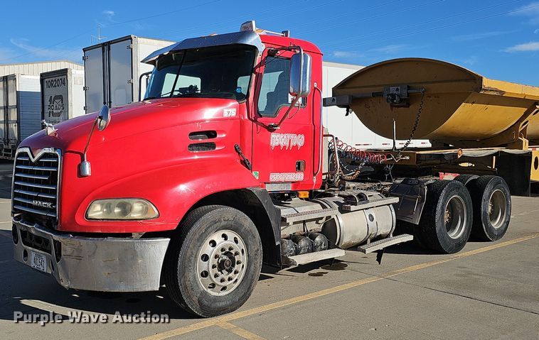 image for item DQ8520 2009 Mack CXU613 semi truck