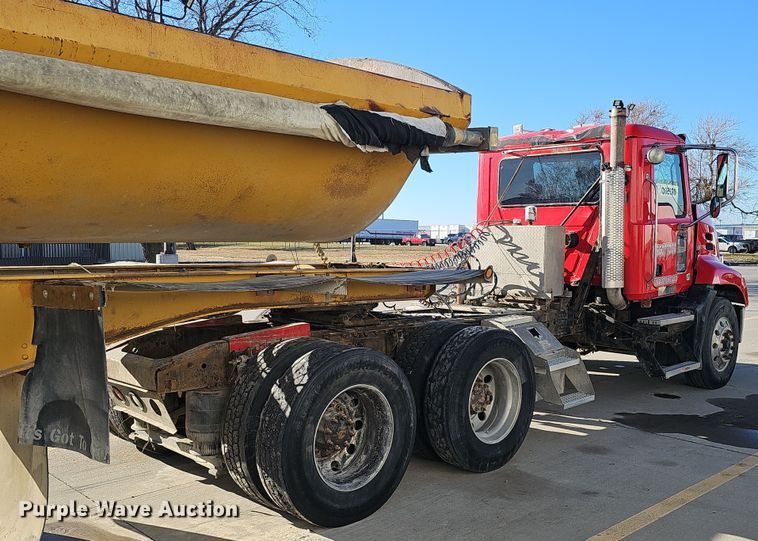 image for item DQ8520 2009 Mack CXU613 semi truck