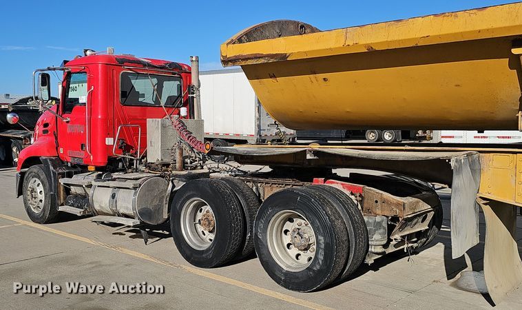 image for item DQ8520 2009 Mack CXU613 semi truck