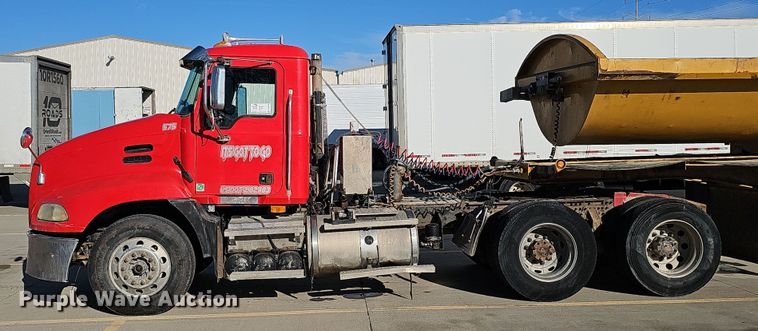 image for item DQ8520 2009 Mack CXU613 semi truck