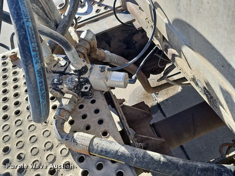 image for item DQ8520 2009 Mack CXU613 semi truck