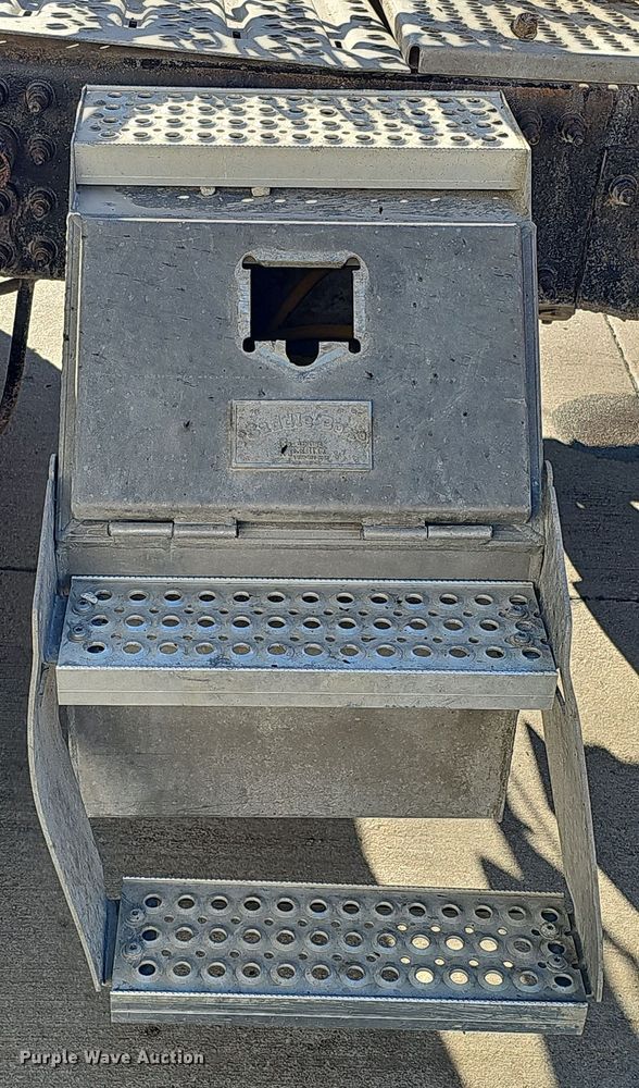 image for item DQ8520 2009 Mack CXU613 semi truck