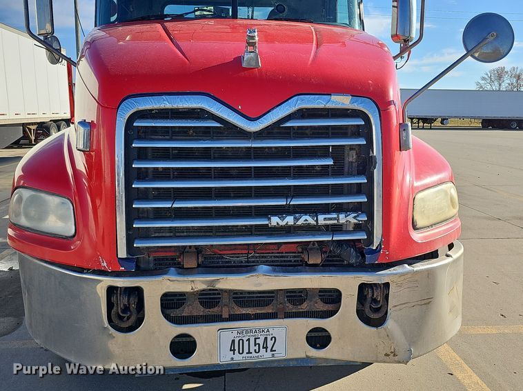 image for item DQ8520 2009 Mack CXU613 semi truck