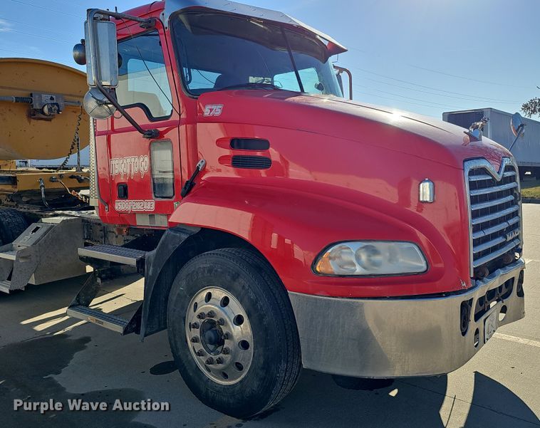 image for item DQ8520 2009 Mack CXU613 semi truck