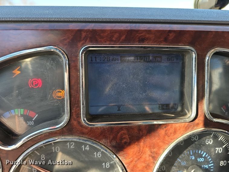 image for item DQ8520 2009 Mack CXU613 semi truck