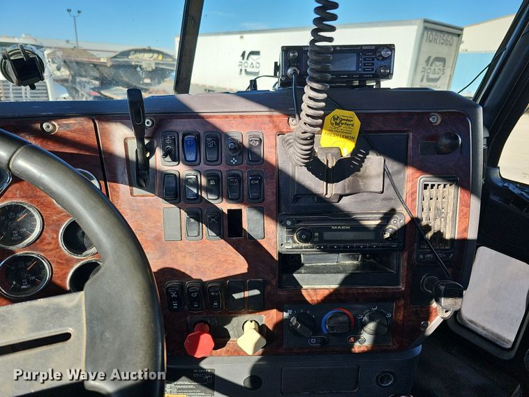 image for item DQ8520 2009 Mack CXU613 semi truck