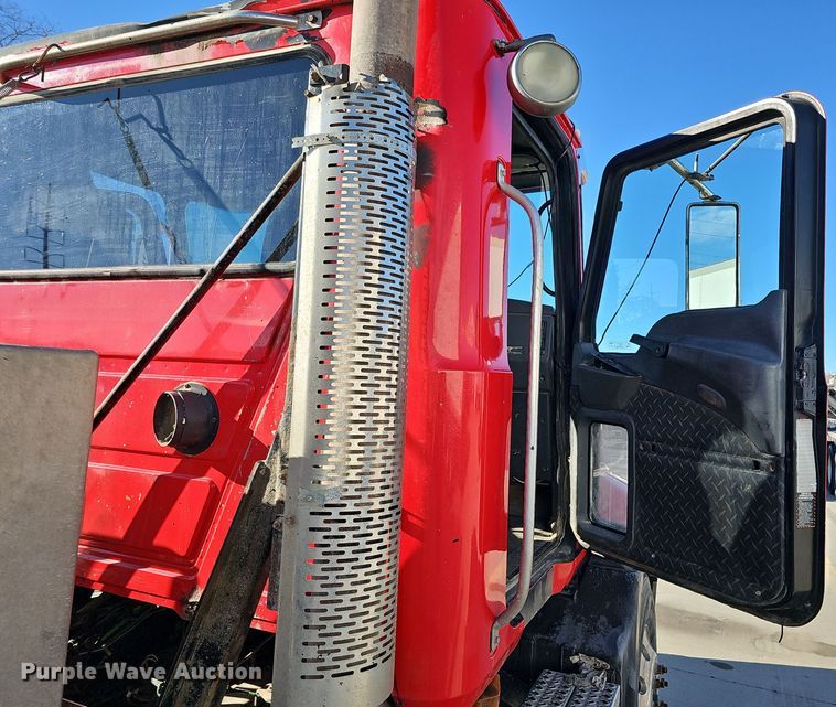 image for item DQ8520 2009 Mack CXU613 semi truck