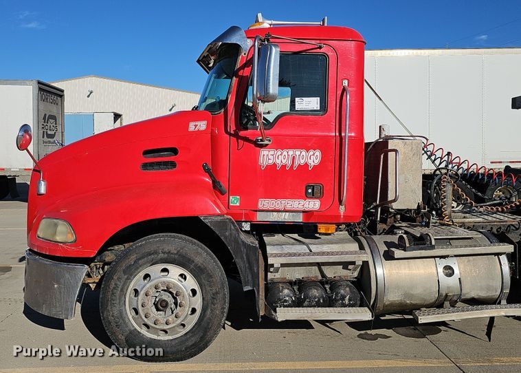 image for item DQ8520 2009 Mack CXU613 semi truck