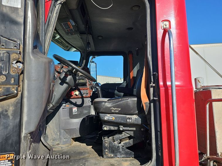 image for item DQ8520 2009 Mack CXU613 semi truck