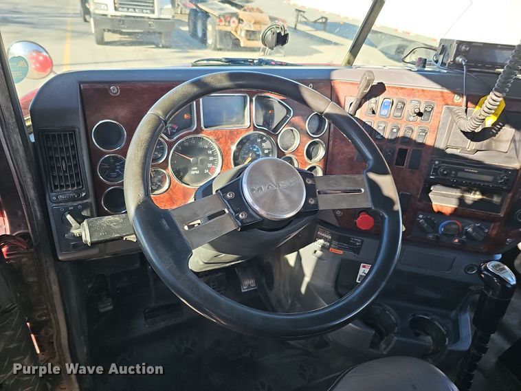 image for item DQ8520 2009 Mack CXU613 semi truck