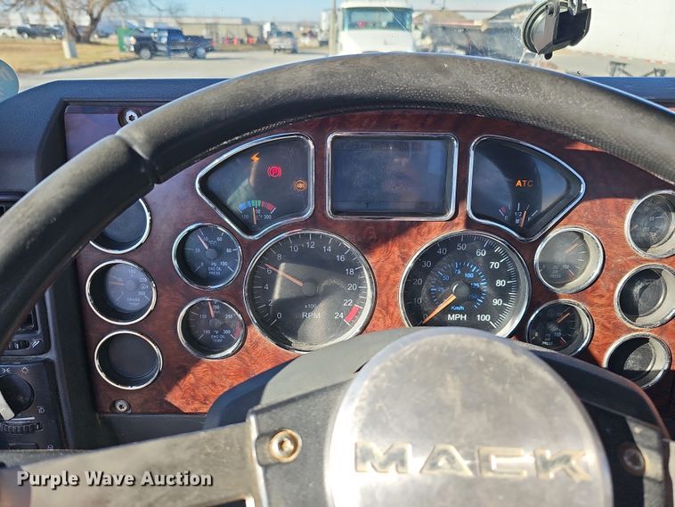image for item DQ8520 2009 Mack CXU613 semi truck