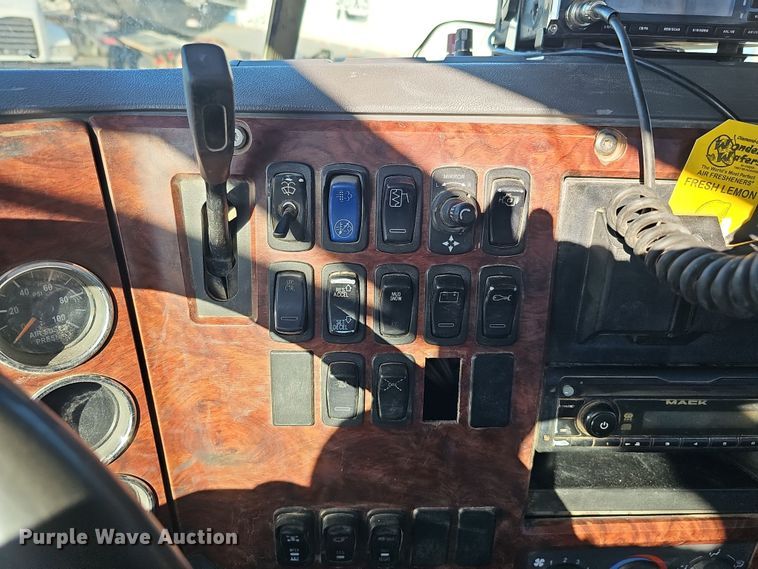 image for item DQ8520 2009 Mack CXU613 semi truck