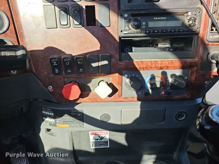 image for item DQ8520 2009 Mack CXU613 semi truck