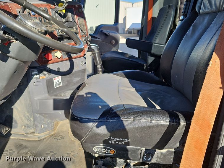 image for item DQ8520 2009 Mack CXU613 semi truck