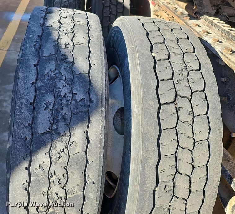 image for item DQ8520 2009 Mack CXU613 semi truck