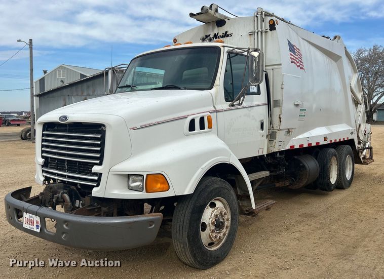 image for item DS0825 1998 Ford L8513 refuse truck