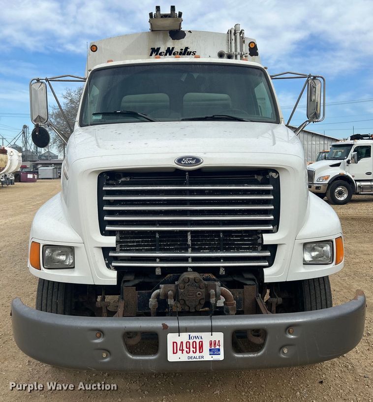 image for item DS0825 1998 Ford L8513 refuse truck