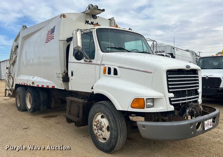 image for item DS0825 1998 Ford L8513 refuse truck