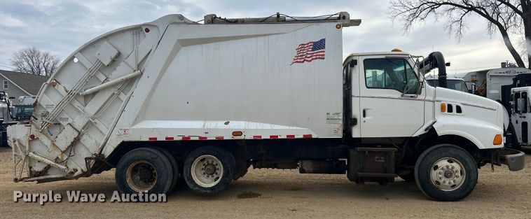 image for item DS0825 1998 Ford L8513 refuse truck