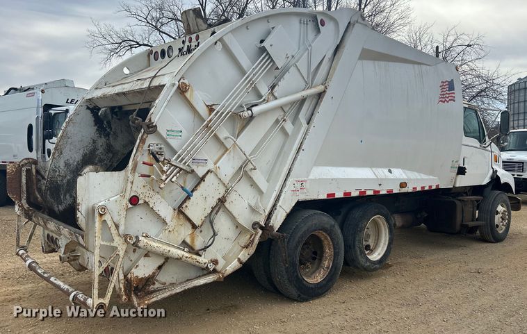 image for item DS0825 1998 Ford L8513 refuse truck