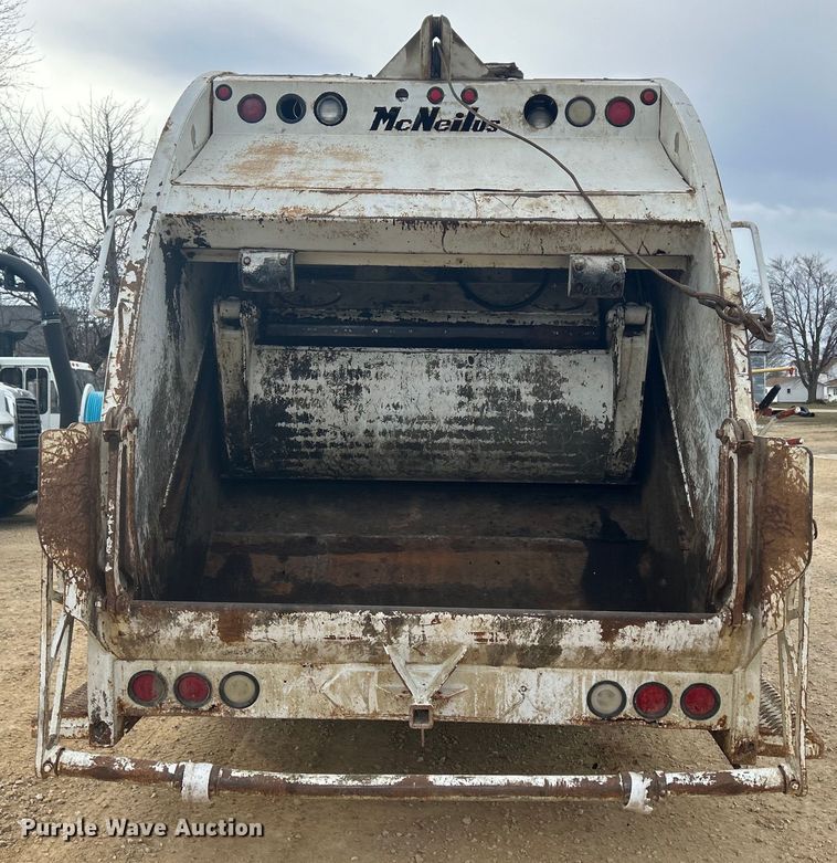 image for item DS0825 1998 Ford L8513 refuse truck