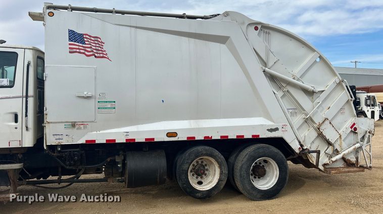 image for item DS0825 1998 Ford L8513 refuse truck