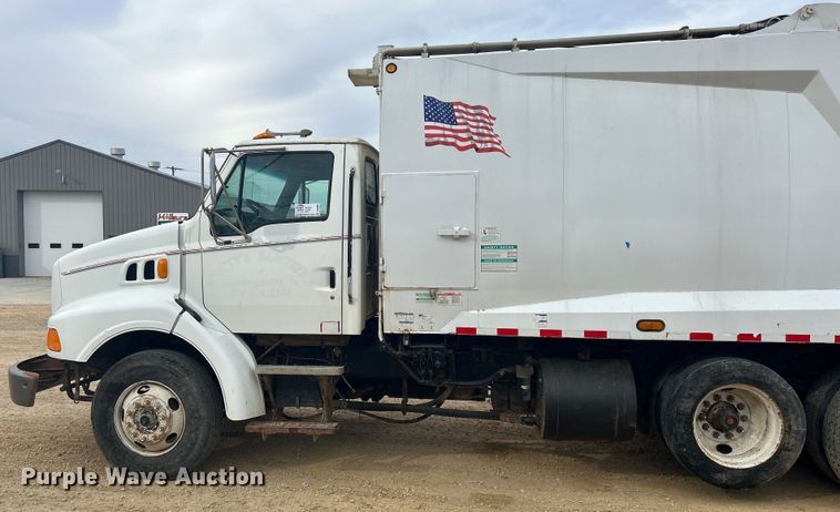 image for item DS0825 1998 Ford L8513 refuse truck