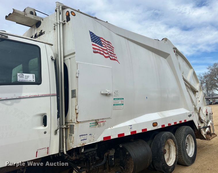image for item DS0825 1998 Ford L8513 refuse truck