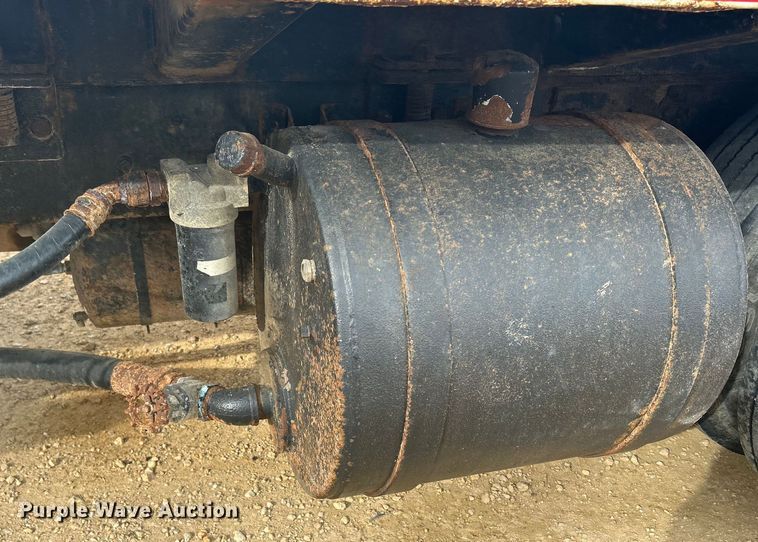 image for item DS0825 1998 Ford L8513 refuse truck