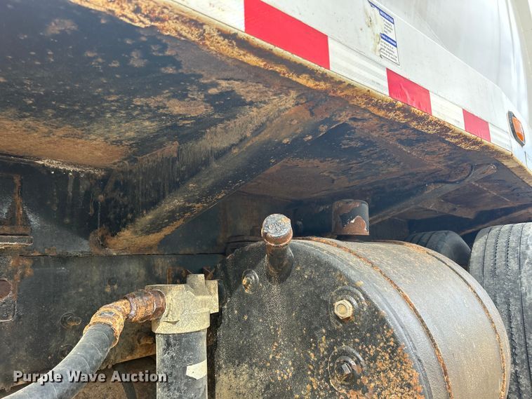 image for item DS0825 1998 Ford L8513 refuse truck