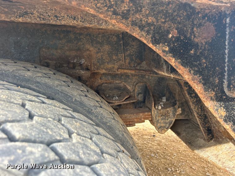 image for item DS0825 1998 Ford L8513 refuse truck