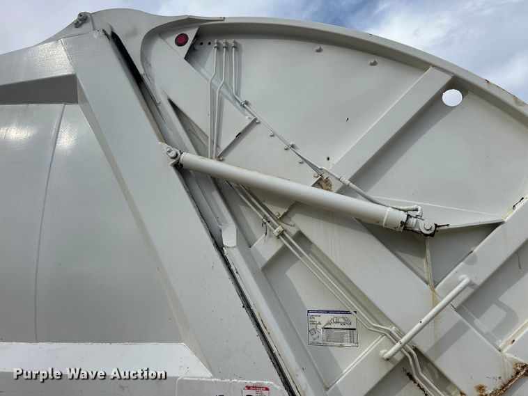 image for item DS0825 1998 Ford L8513 refuse truck