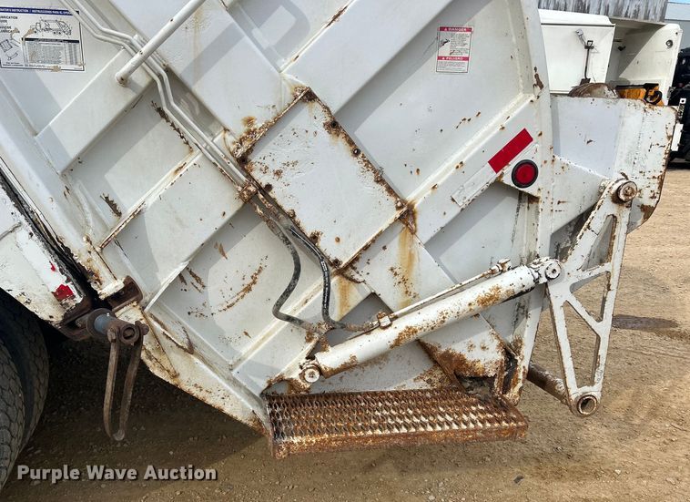 image for item DS0825 1998 Ford L8513 refuse truck