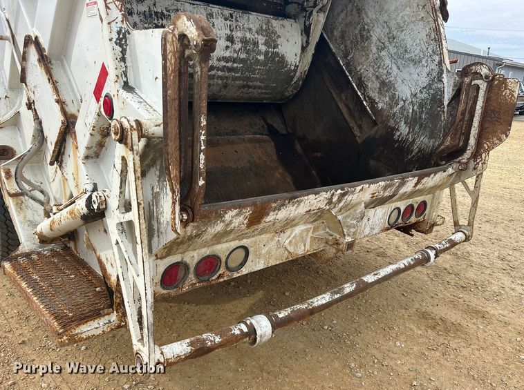 image for item DS0825 1998 Ford L8513 refuse truck