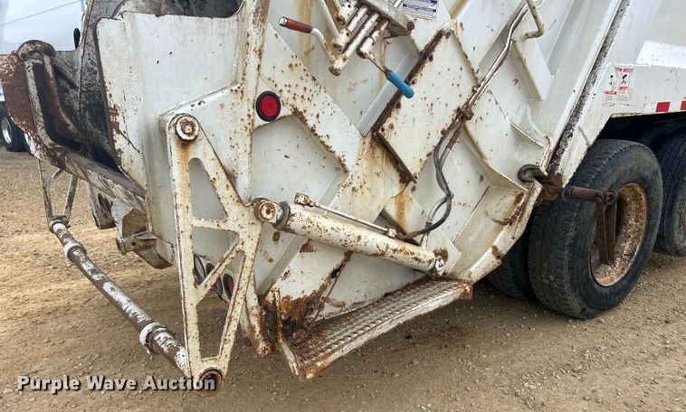 image for item DS0825 1998 Ford L8513 refuse truck