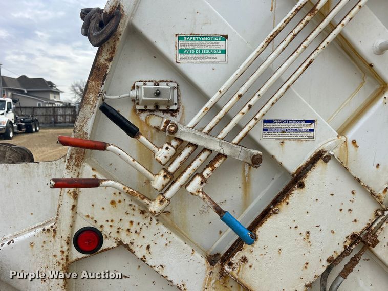 image for item DS0825 1998 Ford L8513 refuse truck